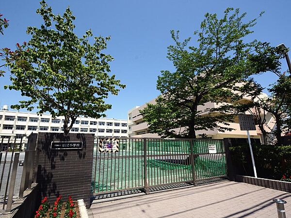 横浜市立鶴見小学校　1100m　徒歩14分。小学校が近いのは子育てファミリーにもおすすめのポイントです。