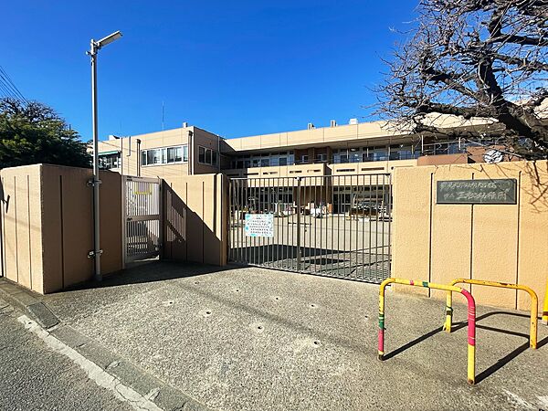 鶴見大学短期大学部附属 三松幼稚園　1200m　総持寺の「禅の精神」に基づいた教育を大切にしています。木の温もりを感じられる温かみのある園舎です。