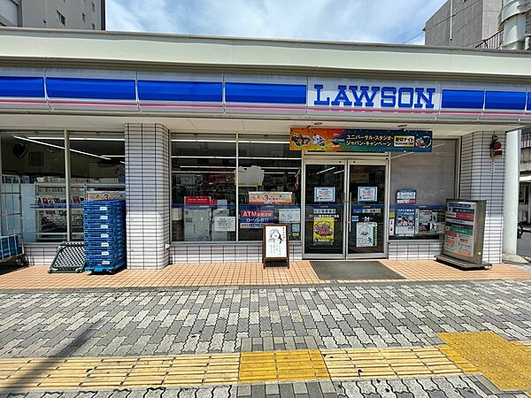 ローソン 鶴見中央四丁目店　350m　お弁当や飲み物をはじめ、さまざまな商品を取り扱うコンビエンスストア。