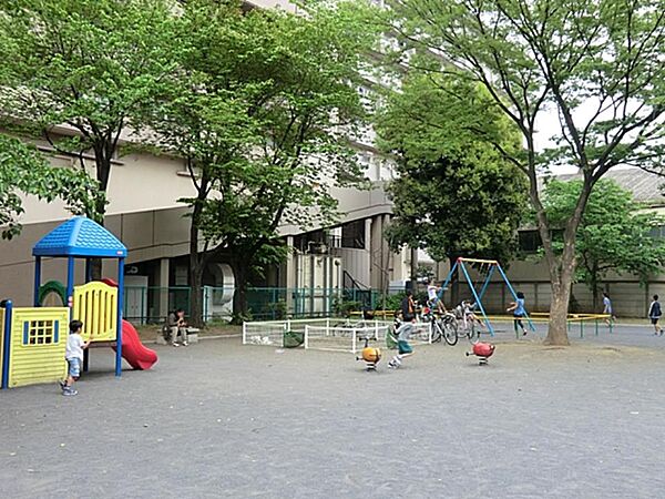 芦穂崎公園　600m　住宅街に立地する見通しの良い公園。カラフルな複合遊具等があり、小さなお子様も喜びそうです。