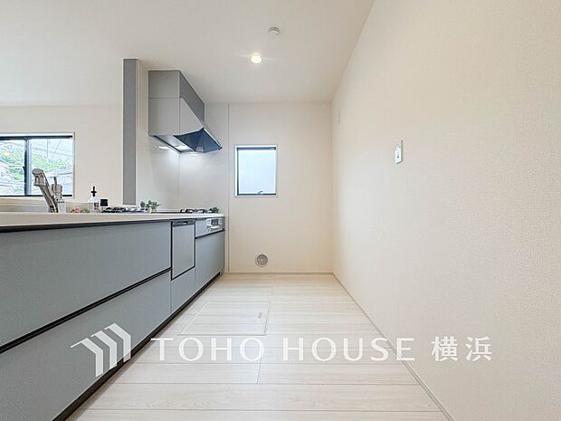 明るい自然光が入るキッチン。家族そろってキッチンに立っても調理がしやすく余裕の広さ。