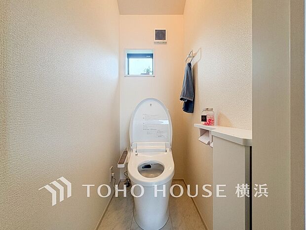 換気と明るさに配慮した、清潔感溢れるトイレ。落ち着いた空間で安らぎのひとときをお過ごしいただけます。