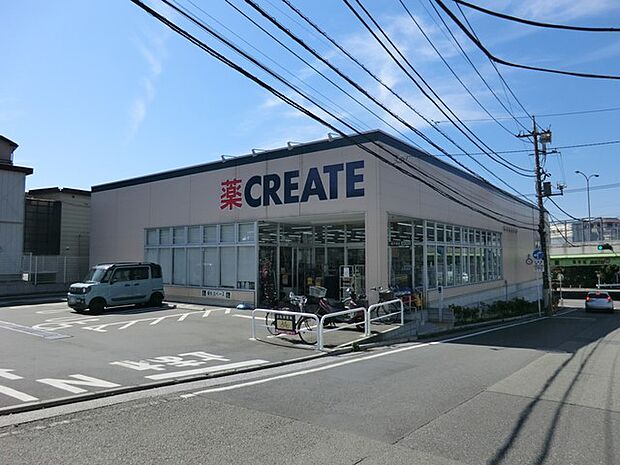 クリエイトエス・ディー磯子森店 1000m お薬や日用品はもちろん、冷蔵・冷凍食品・酒・たばこなどをお手ごろ価格で取り揃える頼もしいお店。