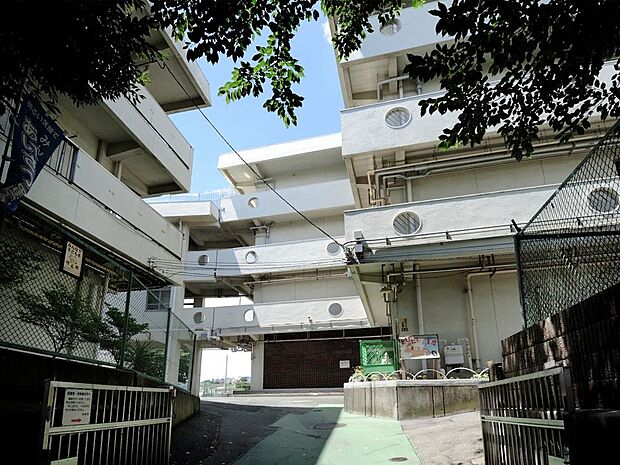 横浜市立屏風浦小学校 550m 徒歩7分。小学校が近いのは子育てファミリーにもおすすめのポイントです。