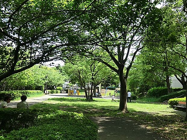 西が岡公園　1200m　野球やサッカーができる広いグラウンド、豊かな緑の中で子ども用遊具で遊べる広場もあります。 