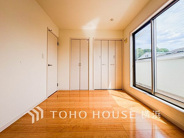 一日の疲れをいやしてくれる寝室。時を忘れて過ごす場所として過ごせるお部屋。