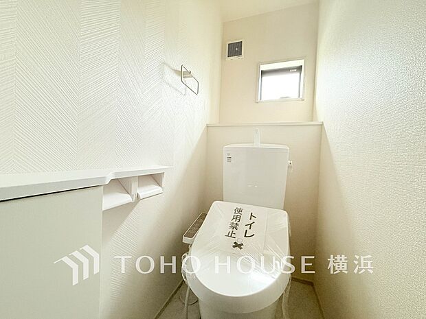 換気と明るさに配慮した、清潔感溢れるトイレ。落ち着いた空間で安らぎのひとときをお過ごしいただけます。