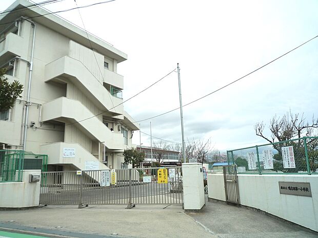 横浜市立鴨志田第一小学校 500m 徒歩7分。小学校が近いのは子育てファミリーにもおすすめのポイント。