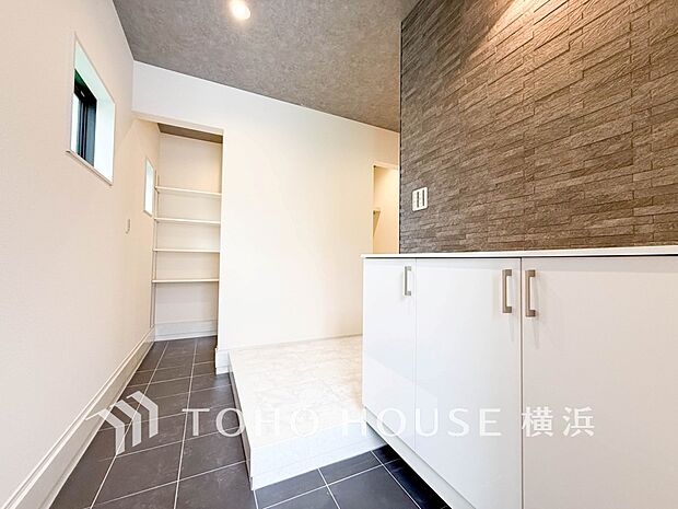 上質感漂う玄関と廊下。居住者の帰り、訪れる方を優しく迎えてくれます。