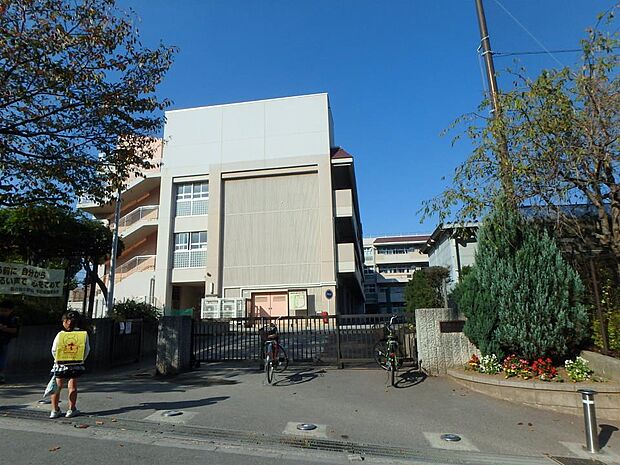 横浜市立森の台小学校 850m 徒歩11分。小学校が近いのは子育てファミリーにもおすすめのポイント。