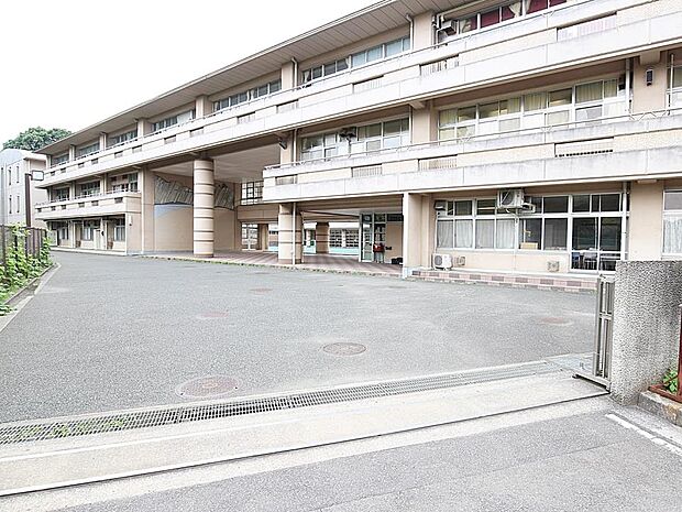 横浜市立中山中学校 350m 徒歩5分。部活などで帰りが遅くなっても安心の距離です。