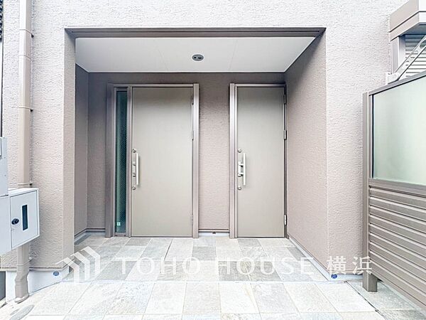 お住まいの顔となる玄関。住まう方のプライドを満たすクオリティを備えています。