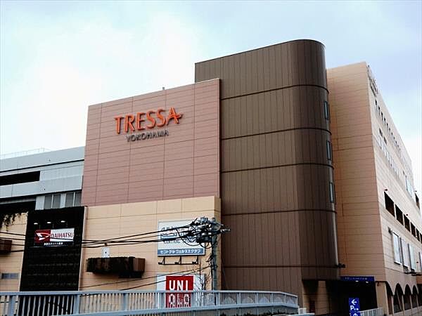 トレッサ横浜　1700m　専門店が集まる首都圏初のオートモール複合施設。ショッピング、グルメ、小さなお子さまも楽しめます。