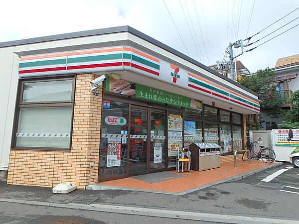 セブンイレブン横浜北寺尾7丁目店　450m　オリジナルブランド商品やホットスナック・コーヒーも人気です。