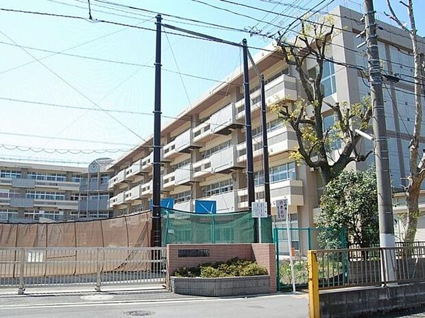 横浜市立杉田小学校 1300m 徒歩17分。子育て世代に優しい落ち着いた住環境。