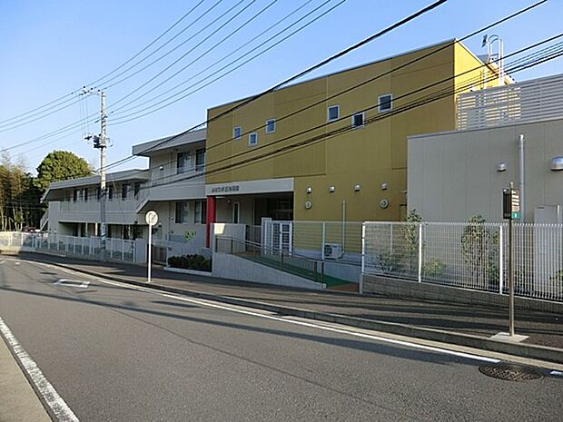 あさひが丘幼稚園 400m 教育目標は「健康で明るく素直な子ども」の育成です。園庭が広くアスレチックもあるのでのびのび遊べます。