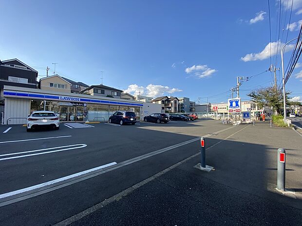 ローソン横浜十日市場町店 650m ちょっとしたお買い物や支払い、宅急便の発送などに便利なコンビニエンスストア。近くにあると助かります。