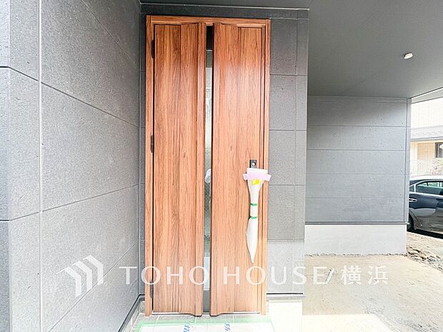 お住まいの顔となる玄関。住まう方のプライドを満たすクオリティを備えています。