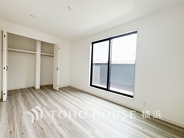一日の疲れをいやしてくれる寝室。時を忘れて過ごす場所として過ごせるお部屋。