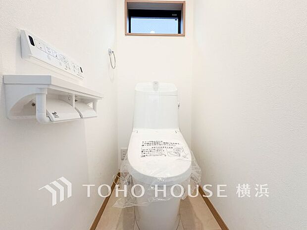 換気と明るさに配慮した、清潔感溢れるトイレ。落ち着いた空間で安らぎのひとときをお過ごしいただけます。
