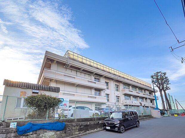 横浜市立西中学校 230m 徒歩3分。部活などで帰りが遅くなっても安心の距離です。
