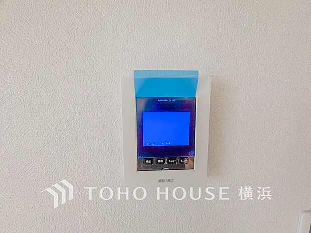 誰が来てもわかる様にモニター付きインターホンを設置。快適と安らぎを合わせた優しい設計。