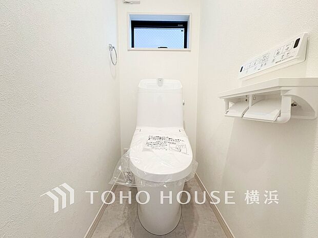 換気と明るさに配慮した、清潔感溢れるトイレ。落ち着いた空間で安らぎのひとときをお過ごしいただけます。