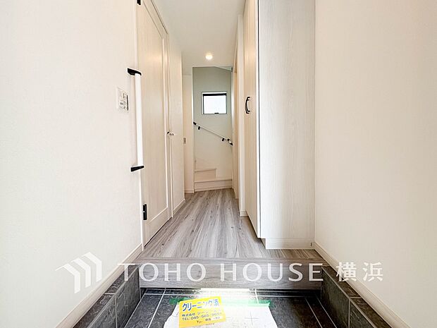 上質感漂う玄関と廊下。居住者の帰り、訪れる方を優しく迎えてくれます。