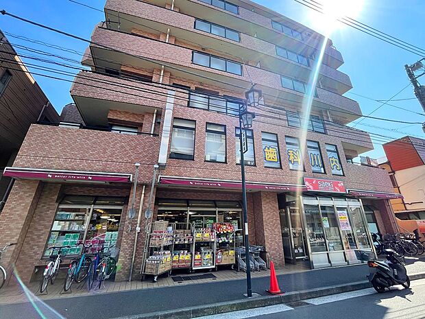 フーズマーケットさえき潮田店　400m　鮮度の良い精肉や青果に定評があり、手作り感のあるお惣菜も人気。 