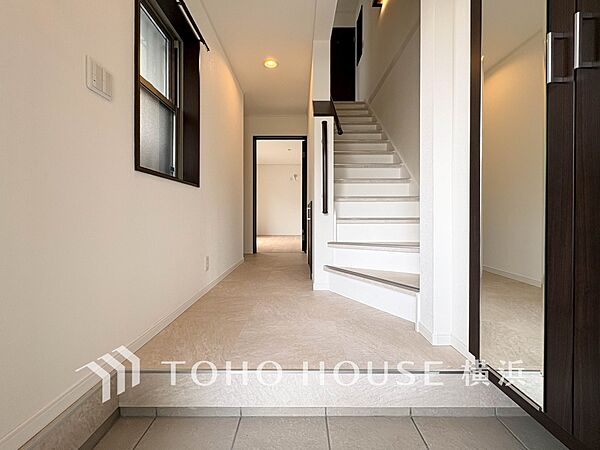 上質感漂う玄関。居住者の帰り、訪れる方を優しく迎えてくれます。