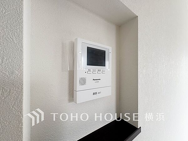 誰が来てもわかる様にモニター付きインターホンを設置。快適と安らぎを合わせた優しい設計。
