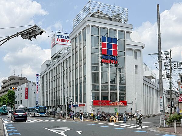トライアル西友武蔵新城店　1600m　ディスカウントストア「トライアル」と「西友」の強みを融合しお店。レジ機能付きカートの導入が特徴です。