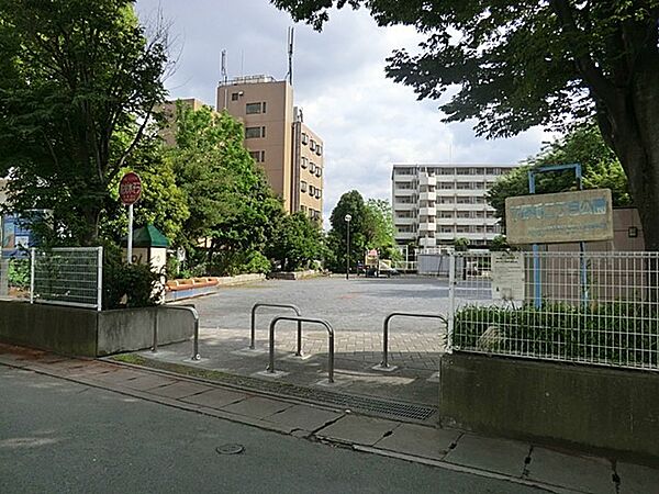 下野毛2丁目公園　450m　園内は広々としていて見通しのいい明るい雰囲気。ブランコや複合遊具があり、小さなお子様も楽しめます。
