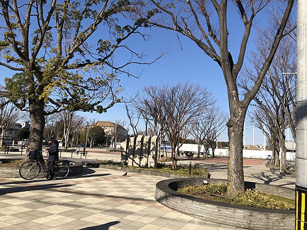 等々力緑地　1100m　陸上競技場、硬式野球場、テニスコート、サッカー場、とどろきアリーナなど多数の運動施設もあります。