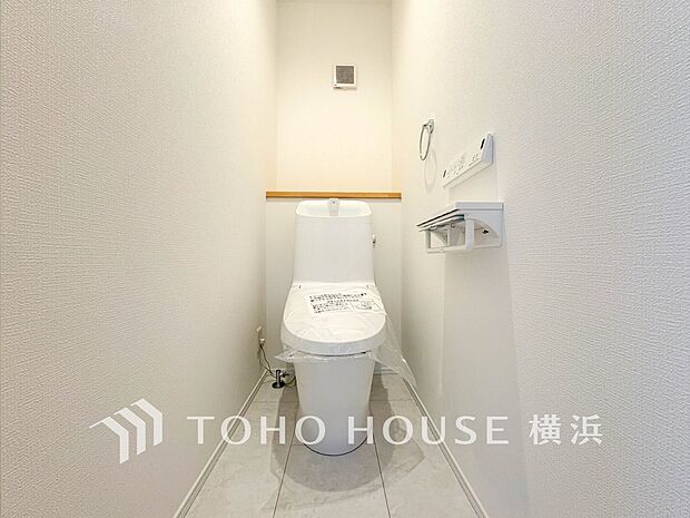 換気と明るさに配慮した、清潔感溢れるトイレ。落ち着いた空間で安らぎのひとときをお過ごしいただけます。