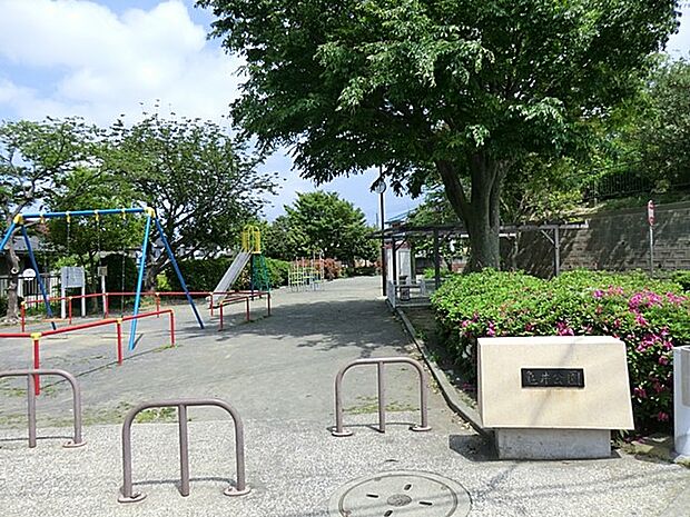 亀井公園 220m 住宅街の一角にある公園。お子様が楽しく遊べる滑り台やブランコなどの遊具もあります。