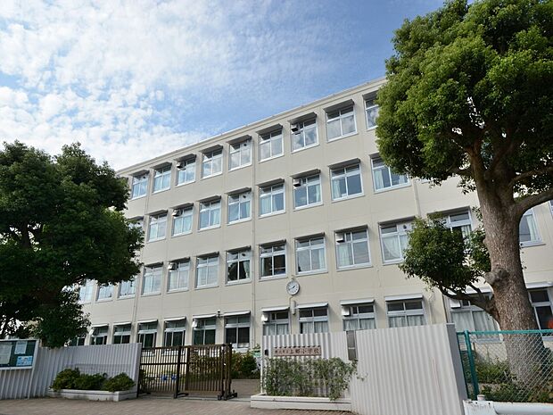 横浜市立上郷小学校 650m 徒歩9分。小学校が近いのは子育てファミリーにもおすすめのポイント。