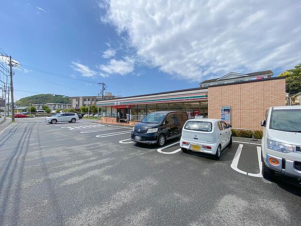 セブンイレブン横浜栄上郷町店 650m オリジナルブランド商品やホットスナック・コーヒーも人気です。