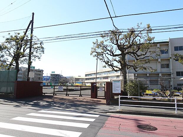 横浜市立釜利谷東小学校 500m 徒歩7分。小学校が近いのは子育てファミリーにもおすすめのポイント。