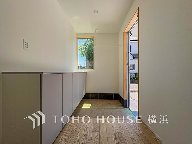 上質感漂う玄関と廊下。居住者の帰り、訪れる方を優しく迎えてくれます。