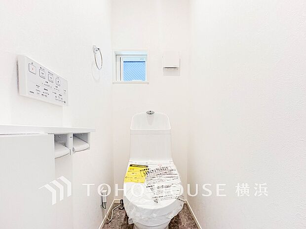 清潔感溢れるトイレ。落ち着いた空間で安らぎのひとときをお過ごしいただけます。