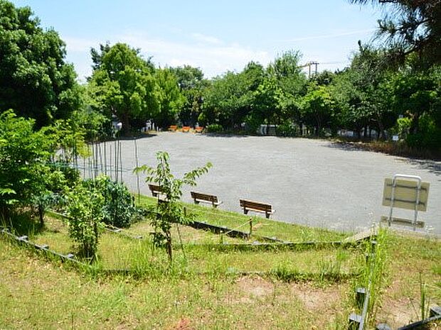 六浦第四公園　500m　お子様が元気に走り回れる広場、ブランコや鉄棒、木陰でひと休みできるベンチがあります。 
