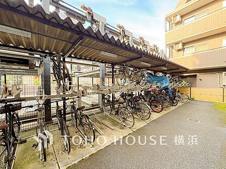 屋根付きの駐輪スペースは、雨風から大事な愛車を守ってくれます。