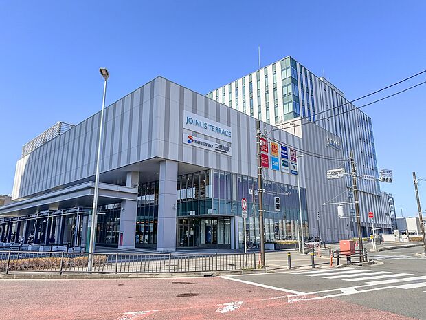 二俣川駅 （相鉄線）　2700m　『二俣川銀座』と再開発で整備される都市の街並みが融合し、趣を残しつつも更なる利便が追求されるエリア。 