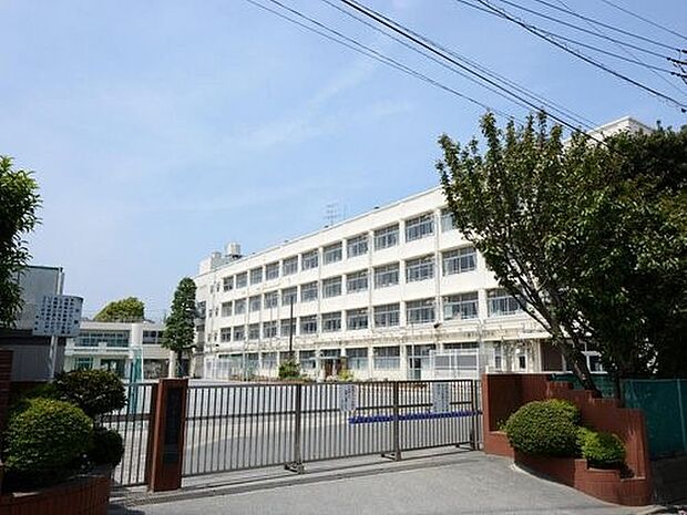 横浜市立中沢小学校　950m　徒歩12分。子育て世代に優しい落ち着いた住環境。 