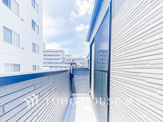太陽の恵みをたっぷりと受けて、洗濯物も気持ちよく干せそうです。