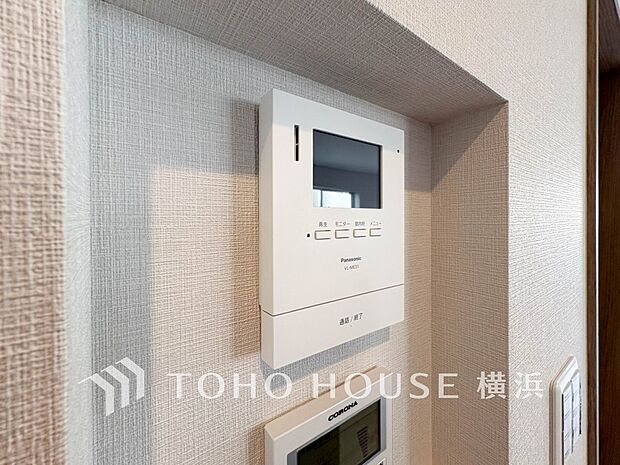 誰が来てもわかる様にモニター付きインターホンを設置。快適と安らぎを合わせた優しい設計。