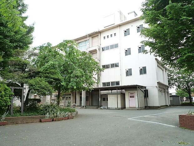 横浜市立瀬谷中学校 3600m 徒歩45分。中学生の体力づくりにはぴったりの距離かもしれませんね。