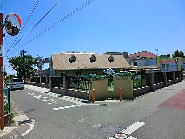 かつみ学園 大和山王幼稚園 2000m 園では他人への思いやり、善悪の判断や社会的なマナーを学びます。