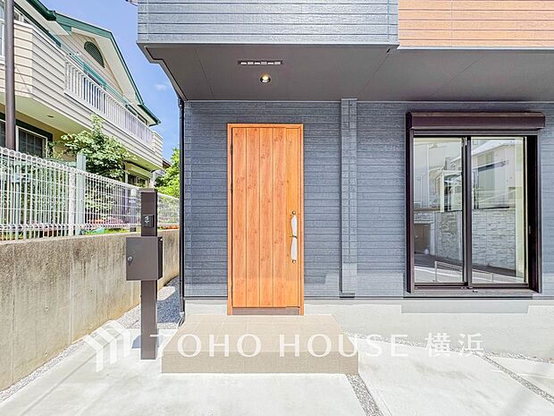 お住まいの顔となる玄関。住まう方のプライドを満たすクオリティを備えています。 